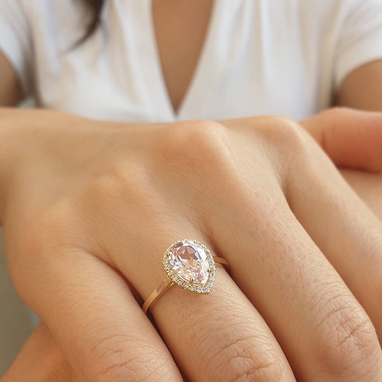 תמונה אמיתית של טבעת יהלומים משובצת אבן חן מורגנייט בחיתוך טיפה
