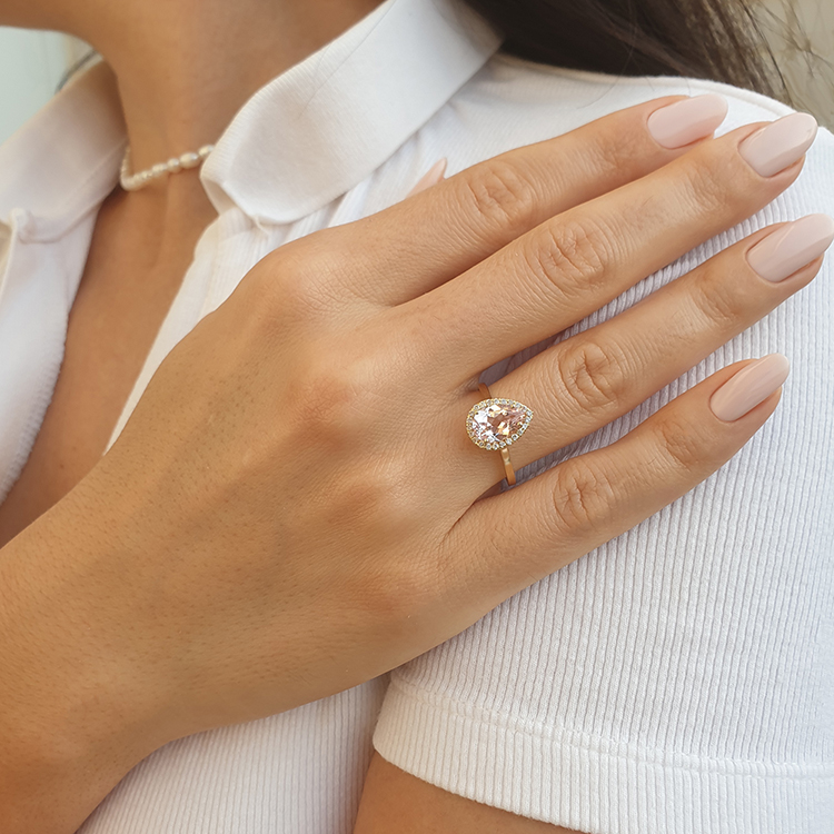 תמונה נוספת של התכשיט טבעת יהלומים משובצת אבן חן מורגנייט בחיתוך טיפה