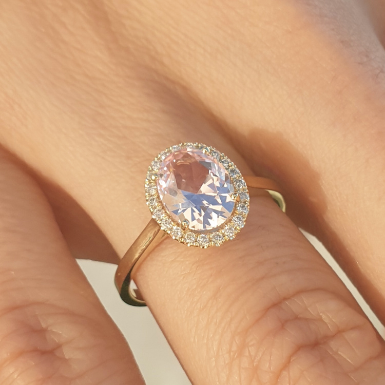 טבעת יהלומים משובצת אבן חן מורגנייט בחיתוך אובל