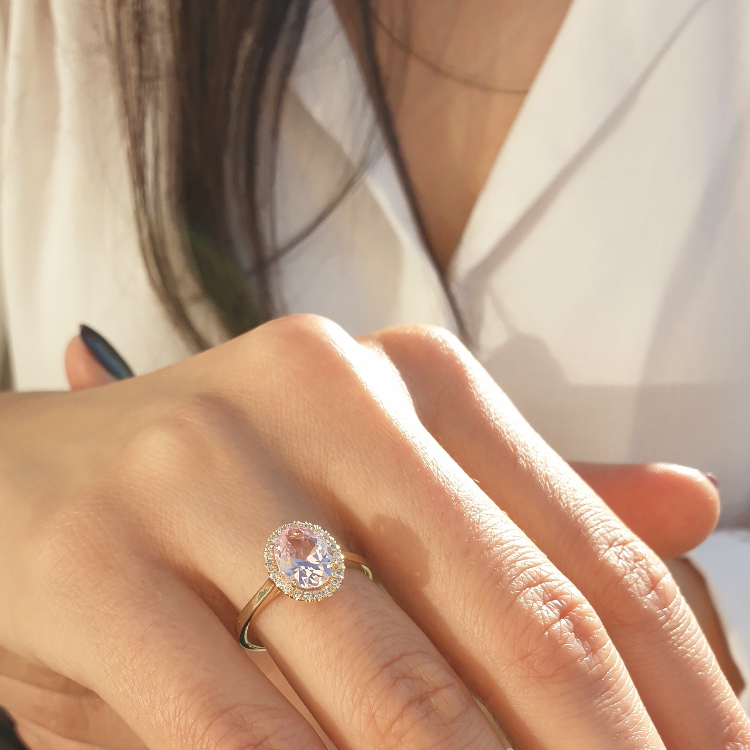 תמונה נוספת של התכשיט טבעת יהלומים משובצת אבן חן מורגנייט בחיתוך אובל