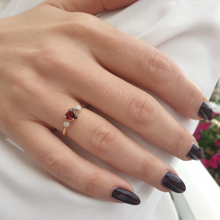 תמונה נוספת של התכשיט טבעת משובצת אבן חן גרנט גדולה בצורת לב ויהלומים בצדדים