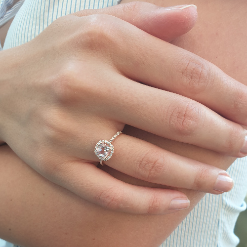 תמונה אמיתית של טבעת יהלומים משובצת אבן חן מורגנייט