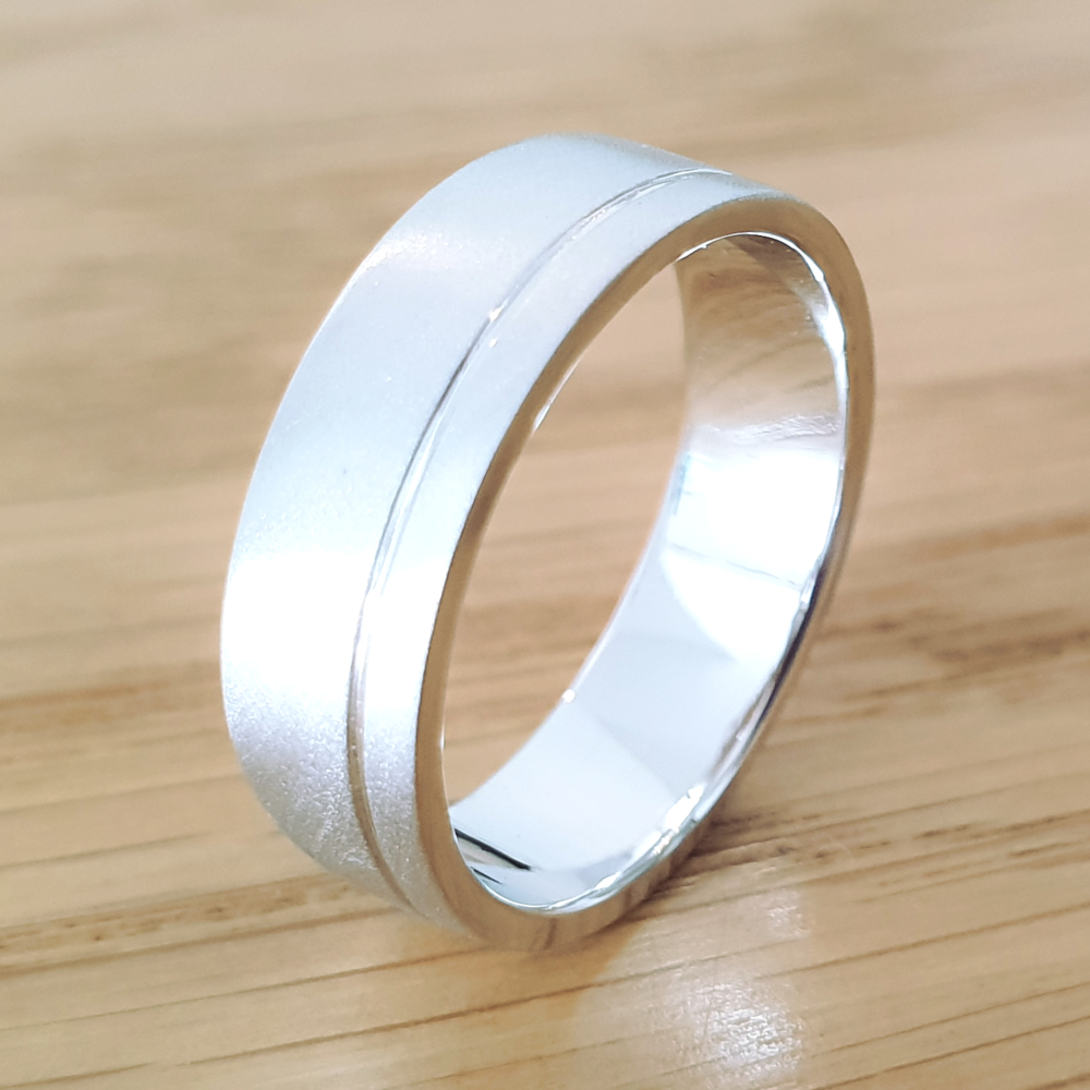 טבעת נישואין לגבר עם חריטת פס בצד