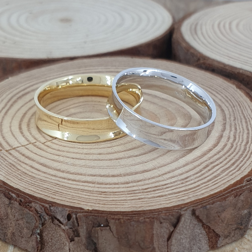 תמונה אמיתית של טבעת נישואין קעורה עשויה זהב 14 קרט