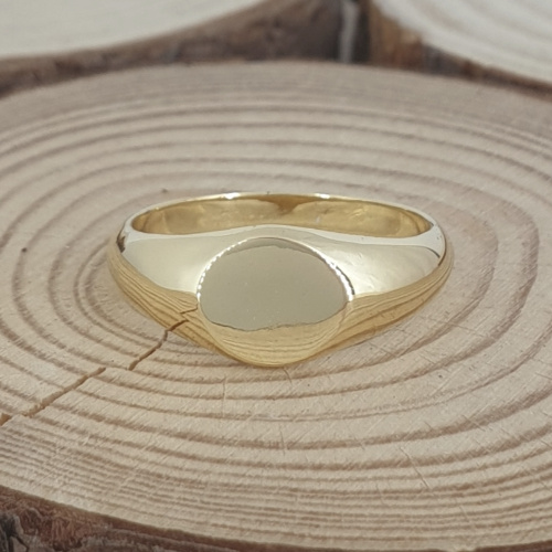 טבעת חותם עשויה זהב מלא שמתאימה כטבעת נישואין או כטבעת לזרת