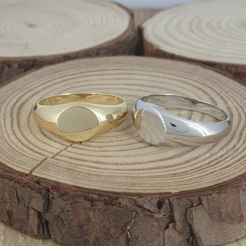 תמונה אמיתית של טבעת חותם עשויה זהב מלא שמתאימה כטבעת נישואין או כטבעת לזרת