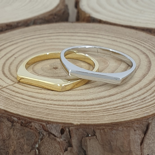 תמונה אמיתית של טבעת חותם שטוחה חלקה ודקה עשויה זהב מלא