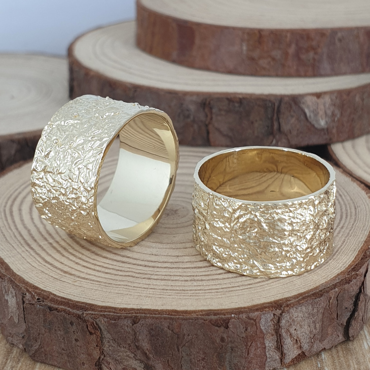תמונה אמיתית של טבעת נישואין רחבה בגימור זהב מחוספס