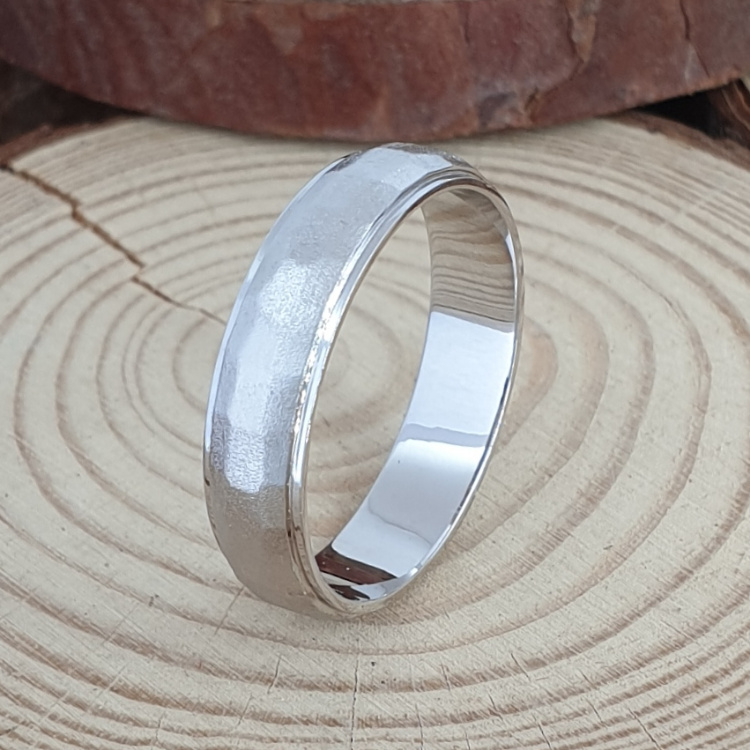 תמונה אמיתית של טבעת נישואין מעוגלת ומרוקעת בגימור מט ומבריק