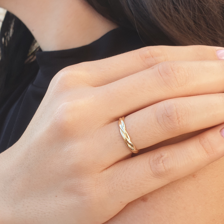 תמונה אמיתית של טבעת נישואין צמה / חבל שלושה חוטים