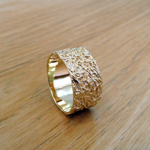 תמונה אמיתית של טבעת נישואין רחבה זהב צהוב