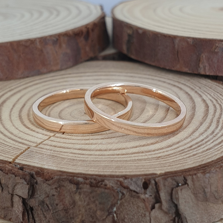 Realistic picture of 14k Gold Flat Wedding ring
