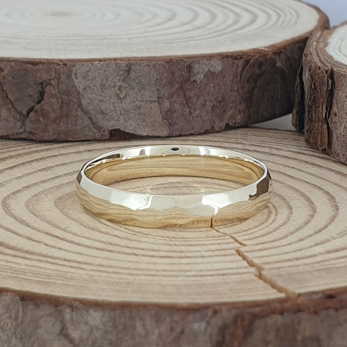 תמונה נוספת של התכשיט טבעת נישואין מרוקעת עשויה זהב 14K