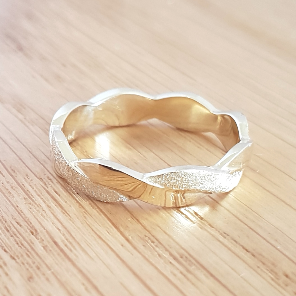 תמונה אמיתית של טבעת נישואין מעוצבת בסגנון צמה ובמחיר זול במיוחד!