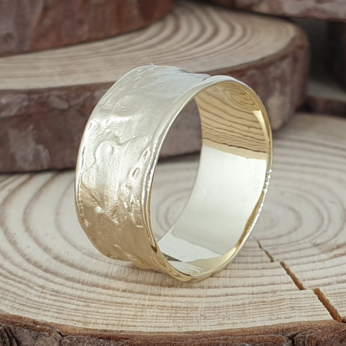 תמונה אמיתית של טבעת נישואין רחבה מעוצבת לאישה- במחיר מיוחד!