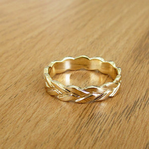 תמונה אמיתית של טבעת נישואין בסגנון צמה קלועה