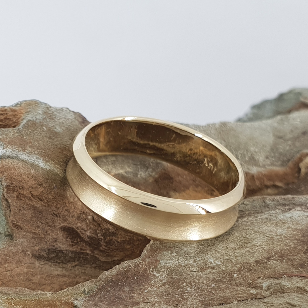 תמונה אמיתית של טבעת נישואין בגימור מט במרכז ומבריק בצדדים