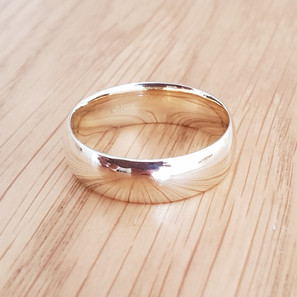 תמונה אמיתית של טבעת קלאסית מעוגלת רחבה