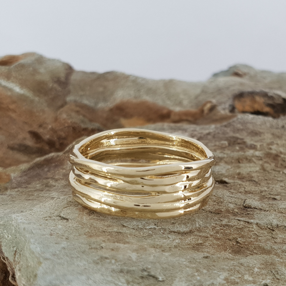 תמונה אמיתית של טבעת נישואין מעוצבת מזהב צהוב-לאישה