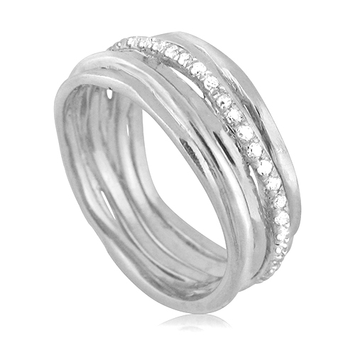 תמונה אמיתית של טבעת מעוצבת משובצת שורה של 20 יהלומים