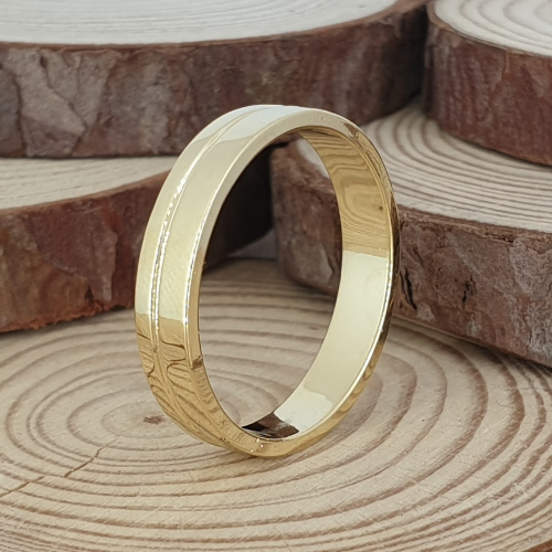 תמונה אמיתית של טבעת נישואין זהב 14k שטוחה עם פס