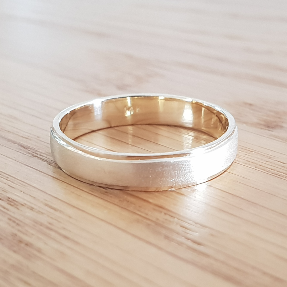 תמונה אמיתית של טבעת נישואין לגבר עם שוליים מבריקים