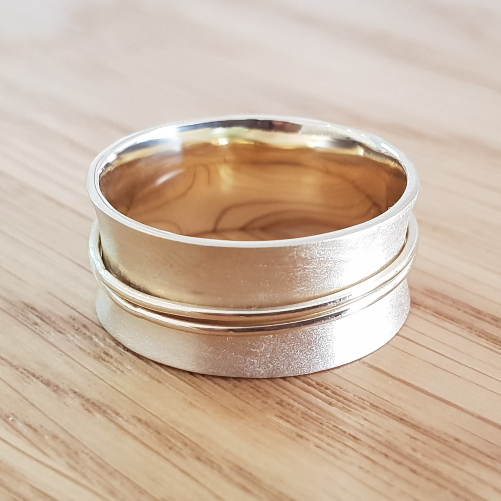 תמונה אמיתית של טבעת נישואין קעורה עם חישוקים