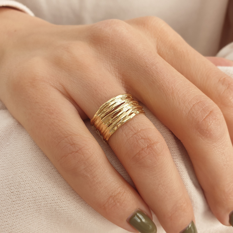 תמונה אמיתית של טבעת נישואין רחבה פסי זהב מלופפים