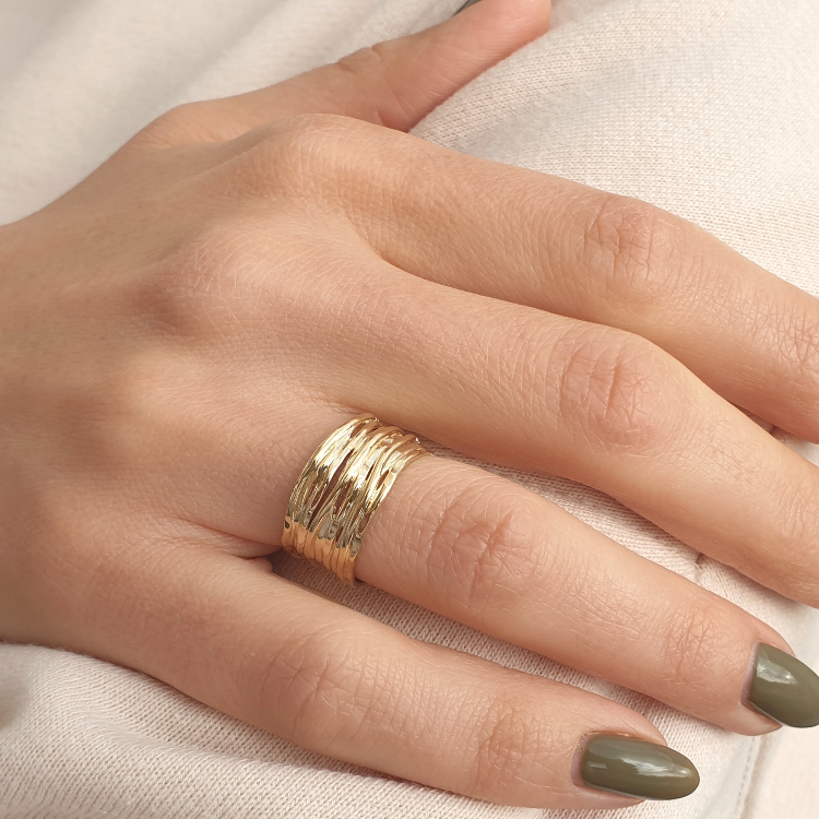 תמונה נוספת של התכשיט טבעת נישואין רחבה פסי זהב מלופפים