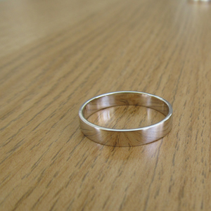 תמונה אמיתית של טבעת נישואין קלאסית שטוחה בזהב לבן