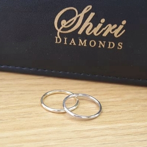 תמונה אמיתית של טבעת נישואין דקה ועדינה - במחיר הכי זול בארץ!