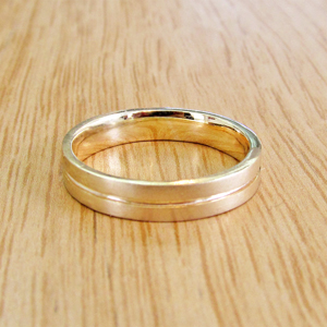 טבעת נישואין לגבר גימור מט ופס מבריק