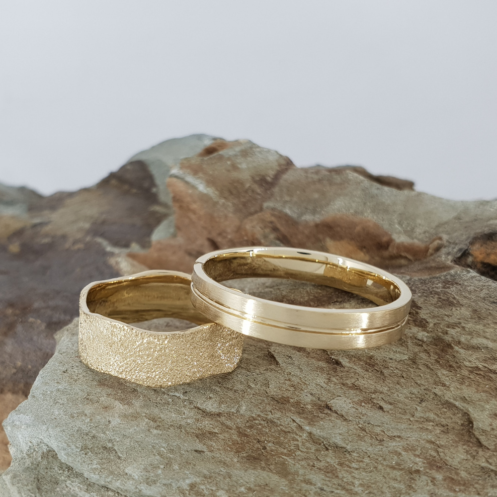 תמונה אמיתית של טבעת נישואין לגבר גימור מט ופס מבריק