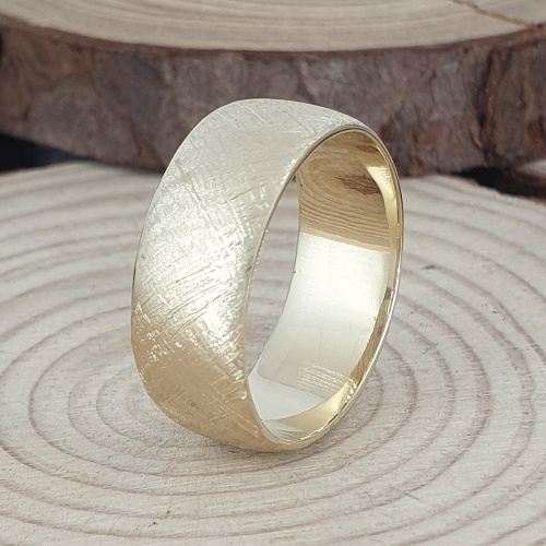 תמונה אמיתית של טבעת נישואין רחבה עם גימור אבן