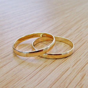 תמונה אמיתית של טבעת נישואין קלאסית לגבר ולאישה במחיר מיוחד