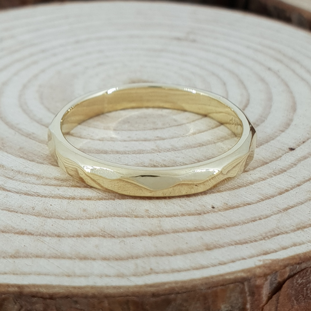 Realistic picture of Hammered Wedding Ring