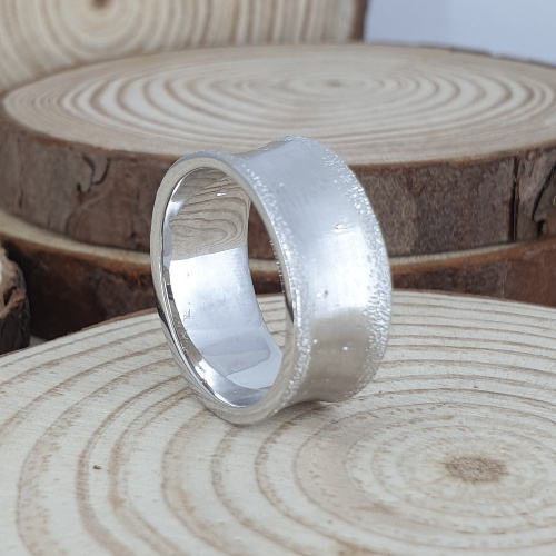 Realistic picture of A beveled wedding ring with glitter